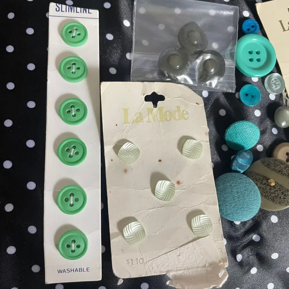 Vintage Lot sewing Clothing flat shank buttons various material‎ & sizes green
